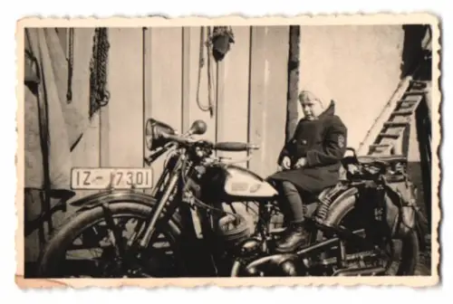 Fotografie junges Mädchen auf DKW Motorrad, Kennzeichen: IZ-17301