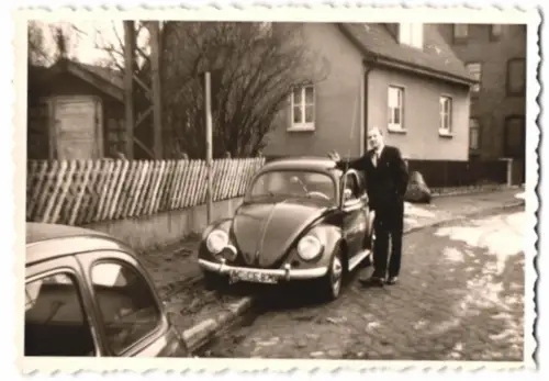 Fotografie Mann neben seinem VW-Käfer, Kennzeichen: AC-CE 870