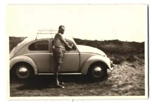 Fotografie Mann neben seinem VW-Käfer mit Dachgepäckträger