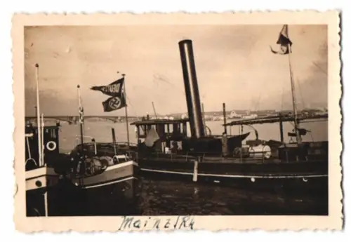 Fotografie Schiffe Maria und Dampfschiff mit flagge