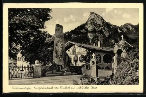 AK Oberammergau, Kriegerdenkmal vom Friedhof aus mit Dedler-Haus