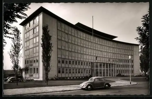 AK Neustadt / Weinstrasse, Regierungsgebäude & Auto Volkswagen VW Käfer