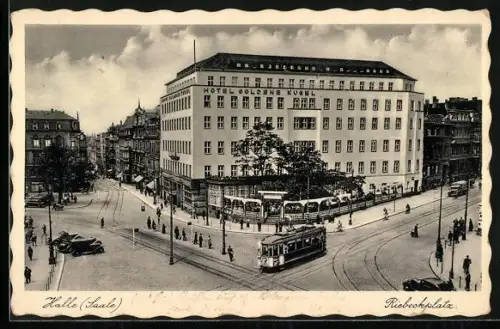 AK Halle / Saale, Riebeckplatz mit Hotel Goldene Kugel und Strassenbahn