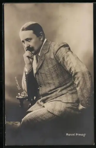 AK Marcel Prevogt, der Dichter in Gedanken versunken