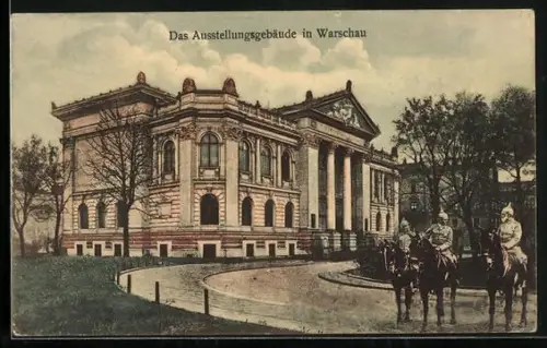 AK Warschau, Soldaten vor dem Ausstellungsgebäude