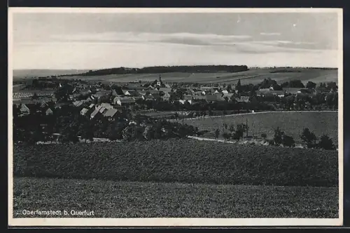 AK Oberfarnstedt b. Querfurt, Ortsansicht mit Kirche und umliegender Landschaft