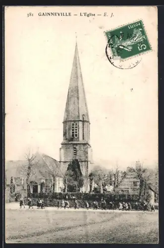 AK Gainneville, L`Église avec la foule rassemblée devant