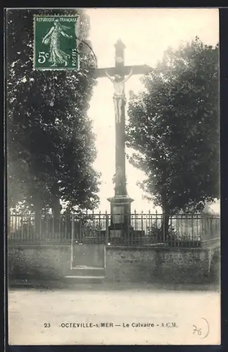 AK Octeville-sur-Mer, Le Calvaire entouré d`arbres et clôturé