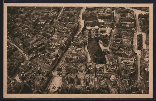 AK München, Stadtzentrum, Marienplatz, Frauenkirche vom Flugzeug aus gesehen