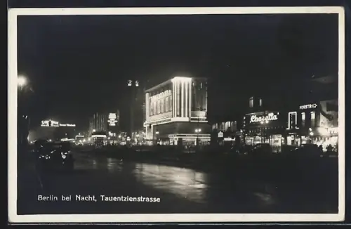 AK Berlin-Charlottenburg, Tauentzienstrasse mit Geschäften bei Nacht