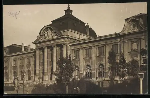 Foto-AK Riga, Öffentliches Gebäude mit Passanten