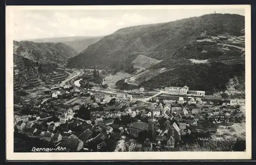 AK Dernau /Ahr, Ortsansicht im Tal mit Weinbergen