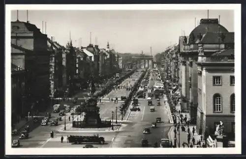 AK Berlin, Unter den Linden, Strassenszene mit Brandenburger Tor