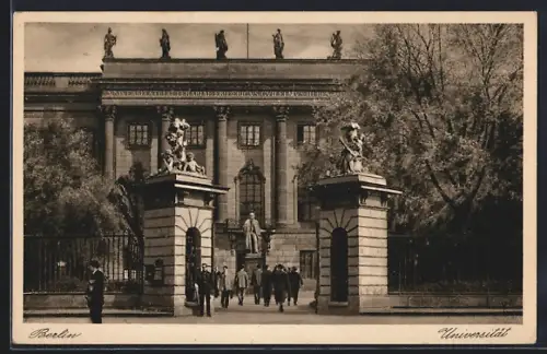 AK Berlin, Universität, Hauptportal, Statue, Figuren auf dem Dach