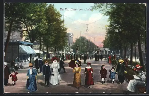 AK Berlin, Unter den Linden, Flanierende Passanten und Strassenbahn