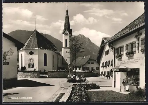 AK Piding, Petersplatz mit Kirche, Blick zum Hochstaufen und Fuderheu