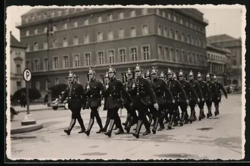 Foto-AK Berlin, Brandenburger-Tor-Wache zieht auf, Pariser Platz auf 1934