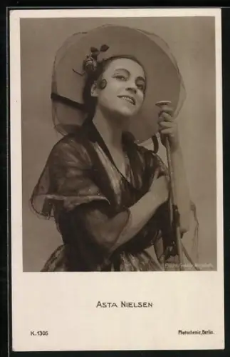 AK Schauspielerin Asta Nielsen in spanischer Tracht