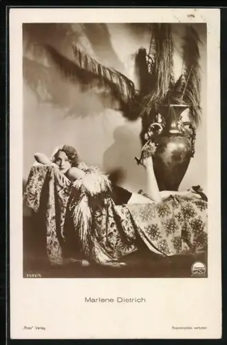 AK Schauspielerin Marlene Dietrich auf einem Sofa