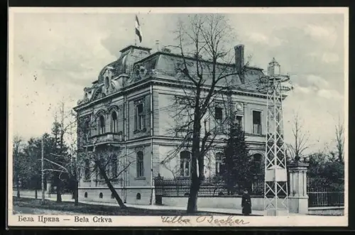 AK Bela Crkva, Villa mit Flagge an einer Strasse, Strommast mit Leitungen