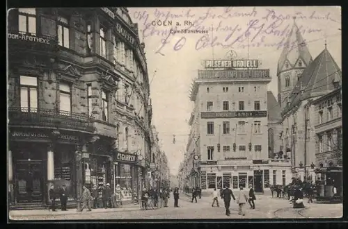 AK Cöln a. Rh., Comödienstrasse mit Hotel Ewige Lampe, Dom-Apotheke und Passanten