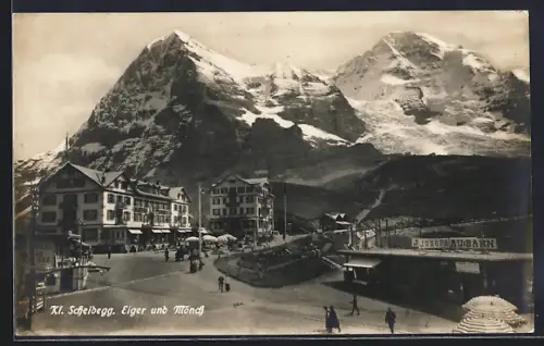 AK Kl. Scheidegg, Strassenpartie mit Bahnhof der Jungfraubahn, Eiger und Mönch