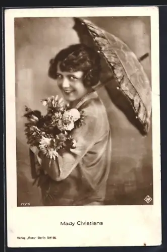 AK Schauspielerin Mady Christiania mit Schirm und Blumen