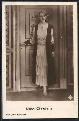 AK Schauspielerin Mady Christiania in langem Kleid