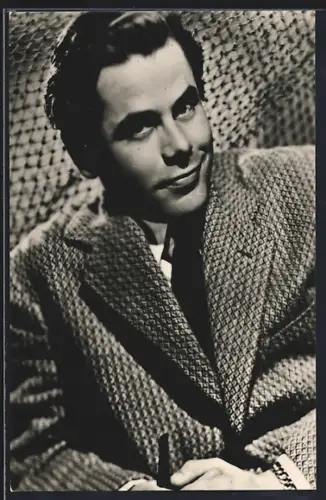 AK Schauspieler Glenn Ford im Anzug