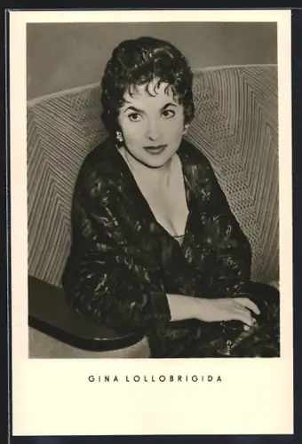 AK Schauspielerin Gina Lollobrigida auf einem Sofa