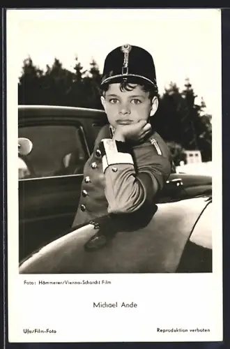 AK Schauspieler Michael Ande in Uniform ernst in die Kamera blickend