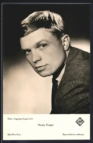 AK Schauspieler Hardy Krüger in die Kamera blickend