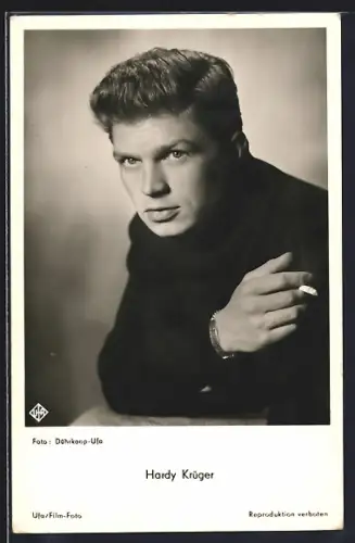 AK Schauspieler Hardy Krüger mit Zigarette in der Hand