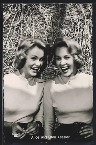 AK Schauspieler Alice und Ellen Kessler vor Heu stehend porträtiert
