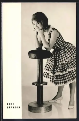 AK Schauspielerin Ruth Brandin im Sommerkleid