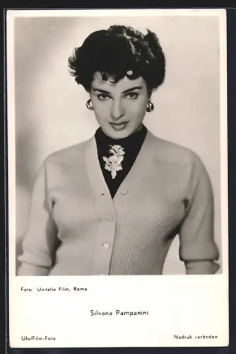 AK Schauspielerin Silvana Pampanini skeptisch in die Kamera blickend