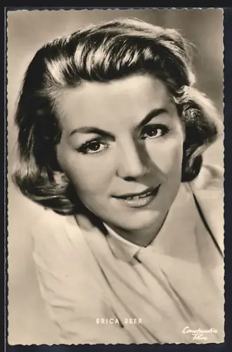 AK Schauspielerin Erica Beer in weisser Kleidung