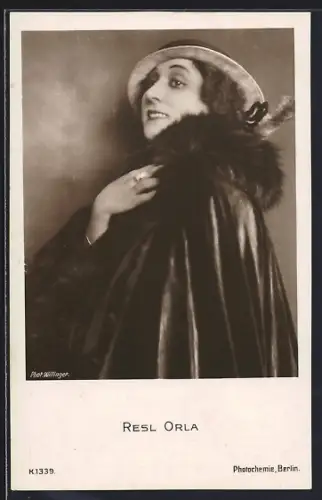 AK Schauspielerin Resl Orla in Mantel mit Pelzkragen