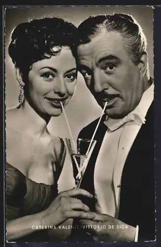 AK Schauspielerin Caterina Valente und Schauspieler Vittorio de Sica in dem Film Casino de Paris