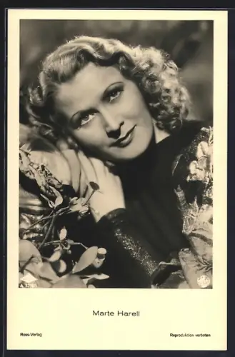AK Schauspielerin Marte Harell an Säule lehnend
