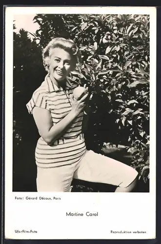 AK Schauspielerin Martine Carol im gestreiften T-Shirt mit einem Apfel