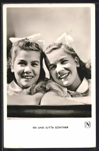 AK Schauspielerinnen Isa und Jutta Günther lächelnd porträtiert