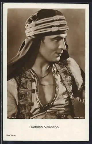 AK Schauspieler Rudolph Valentino mit Kopfbedeckung
