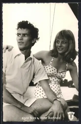 AK Schauspieler Karin Baal und Horst Buchholz auf einem Boot