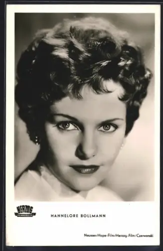AK Schauspielerin Hannelore Bollmann, der Blick in die Kamera gerichtet im Film Spionage