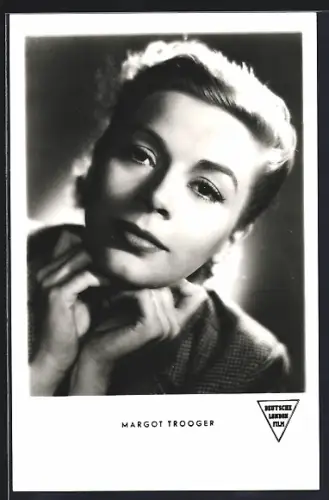 AK Schauspielerin Margot Trooger in dramatischem Licht