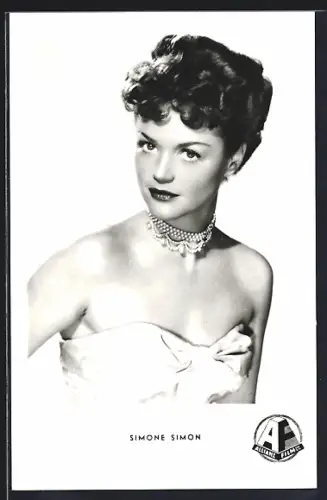 AK Schauspielerin Simone Simon mit Collier