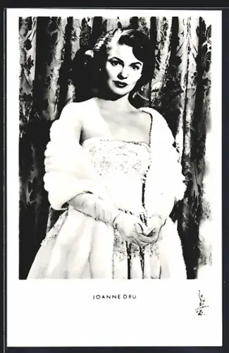 AK Schauspielerin Joanne Dru im Abendkleid mit Handschuhen