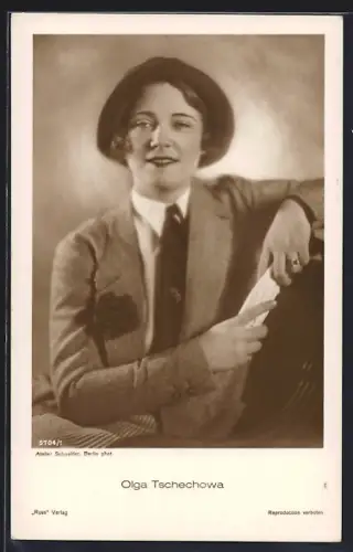 AK Schauspielerin Olga Tschechowa mit Hut sitzt auf Sessel