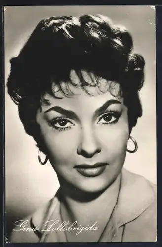 AK Schauspielerin Gina Lollobrigida, Portrait mit eindringlichem Blick
